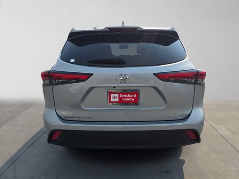 Certified 2020 Toyota Highlander XLE AWD/4WD image 4