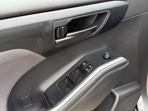 Used 2024 Toyota Highlander LE image 24