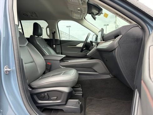 Used 2025 Ford Explorer Active w/ Active Comfort Package RWD image 10