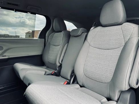 Used 2021 Toyota Sienna LE image 27
