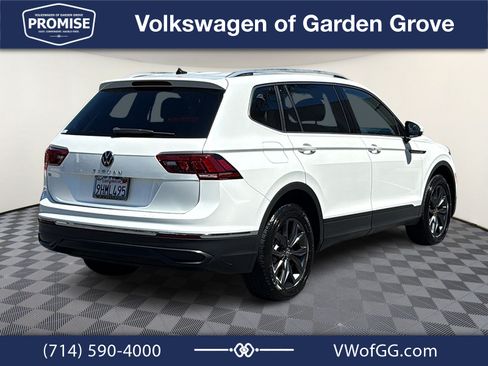 Used 2023 Volkswagen Tiguan SE w/ Panoramic Sunroof Package FWD image 8