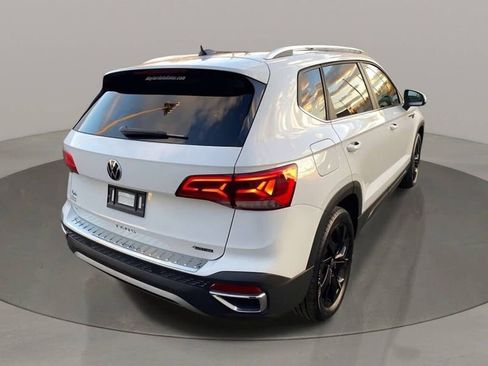 Used 2022 Volkswagen Taos SE w/ Panoramic Sunroof Package image 6