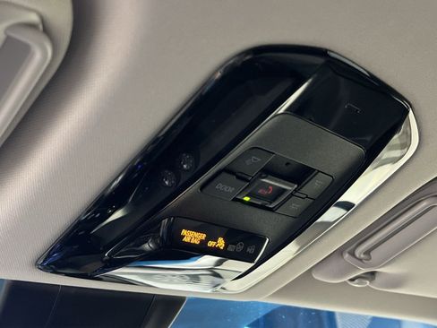 Used 2021 Toyota Venza LE w/ Carpet Mat Package (TMS) image 34