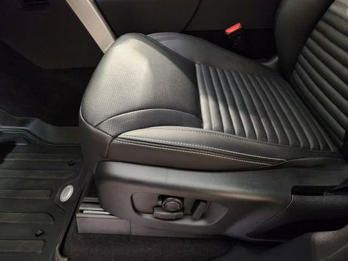 Used 2025 Land Rover Discovery S AWD/4WD image 23
