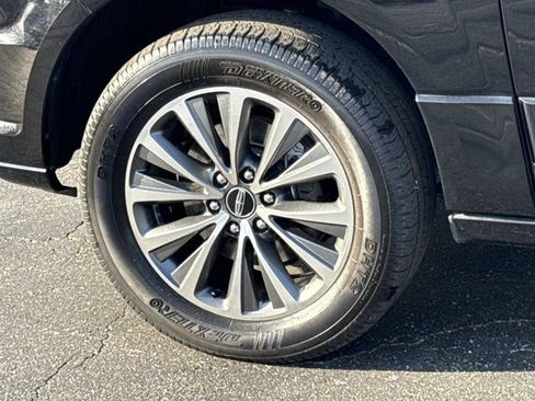 Used 2017 Lincoln Navigator Select RWD image 5