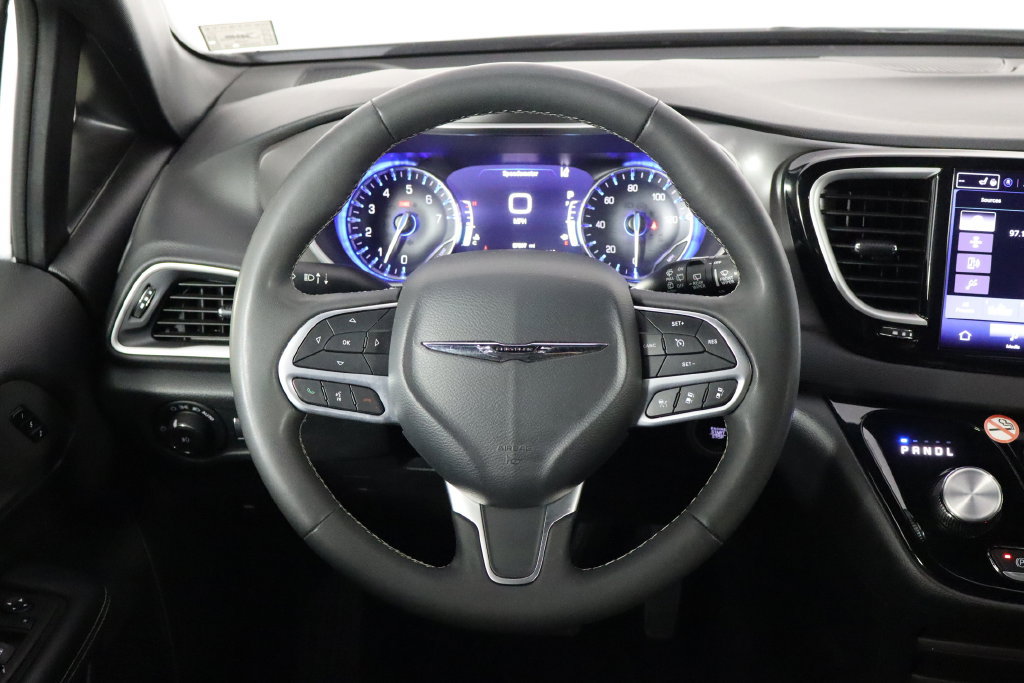 Used 2025 Chrysler Pacifica Select FWD image 7