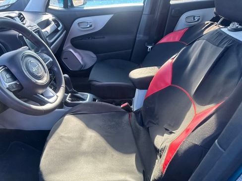 Used 2021 Jeep Renegade Latitude w/ Sun & Sound Group FWD image 10