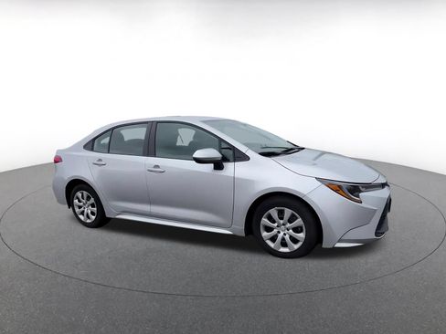 Used 2025 Toyota Corolla LE FWD image 2