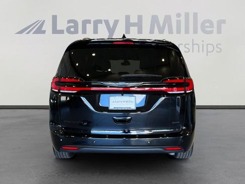 New 2026 Chrysler Pacifica Select image 4