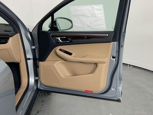 Certified 2025 Porsche Macan AWD/4WD image 24