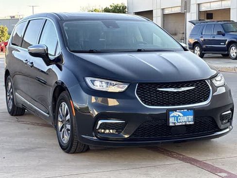 Used 2023 Chrysler Pacifica Limited FWD image 8
