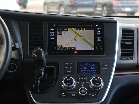 Used 2017 Toyota Sienna Limited Premium FWD image 19