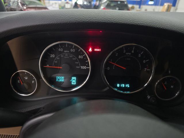 Used 2013 Jeep Wrangler Unlimited Sahara w/ Connectivity Group AWD/4WD image 21