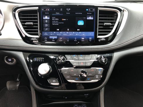 Used 2024 Chrysler Pacifica Pinnacle w/ Trailer Tow Group image 30