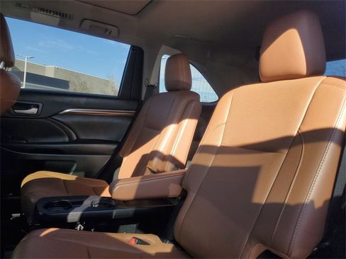 Used 2018 Toyota Highlander Limited Platinum image 10