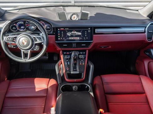 Certified 2022 Porsche Cayenne Platinum Edition image 11