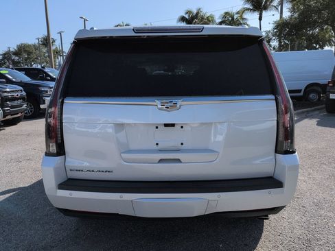 Used 2018 Cadillac Escalade Luxury RWD image 6