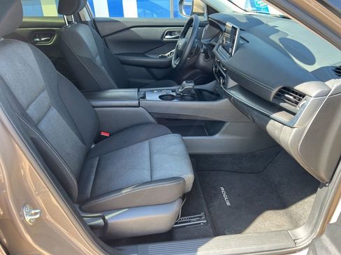 Used 2025 Nissan Rogue SV FWD image 12
