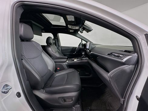 Used 2025 Toyota Sienna Limited image 32