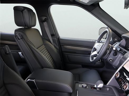 Used 2025 Land Rover Discovery Metropolitan Edition image 19