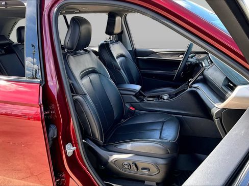 Used 2023 Jeep Grand Cherokee Limited w/ Luxury Tech Group II AWD/4WD image 9