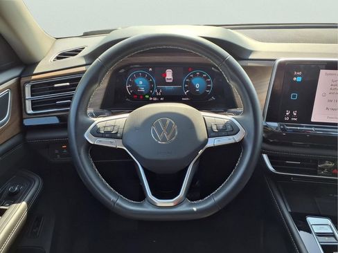 Used 2024 Volkswagen Atlas SE AWD/4WD image 16