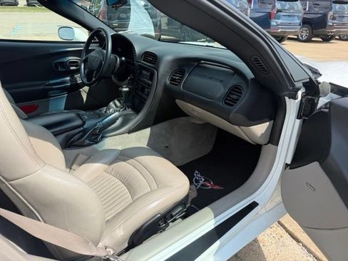 Used 2004 Chevrolet Corvette Coupe RWD image 12