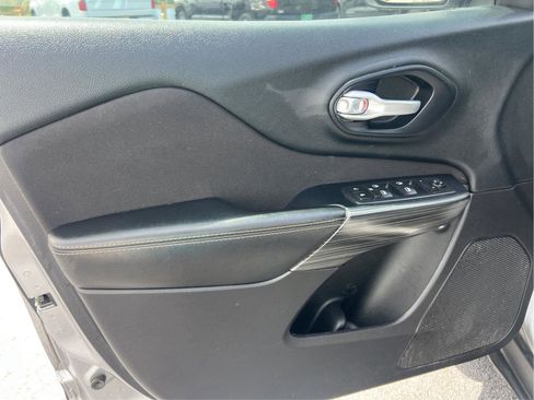 Used 2016 Jeep Cherokee Sport FWD image 12