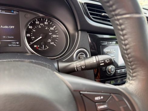 Used 2017 Nissan Rogue SV image 18