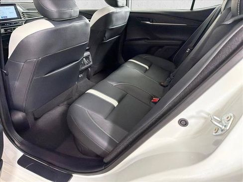 Used 2025 Toyota Camry SE w/ Convenience Package FWD image 20