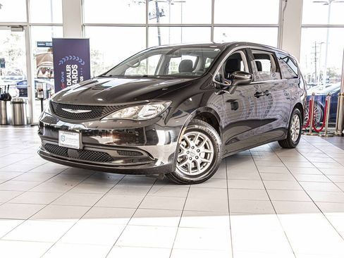 Used 2022 Chrysler Voyager LX image 7