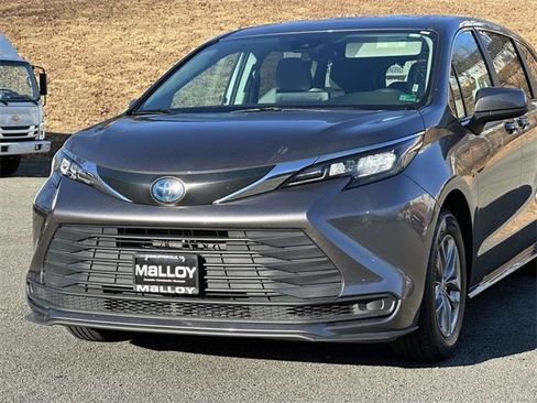 Used 2024 Toyota Sienna LE image 6