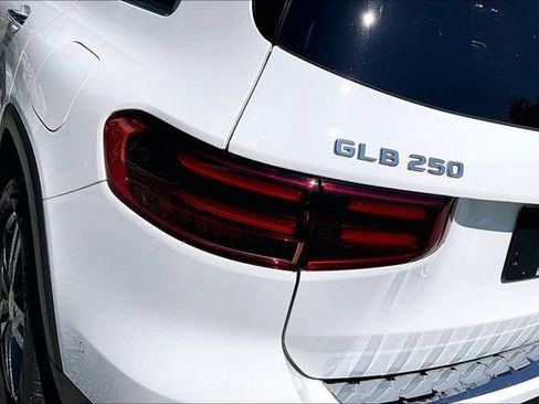 Used 2026 Mercedes-Benz GLB 250 4MATIC image 12