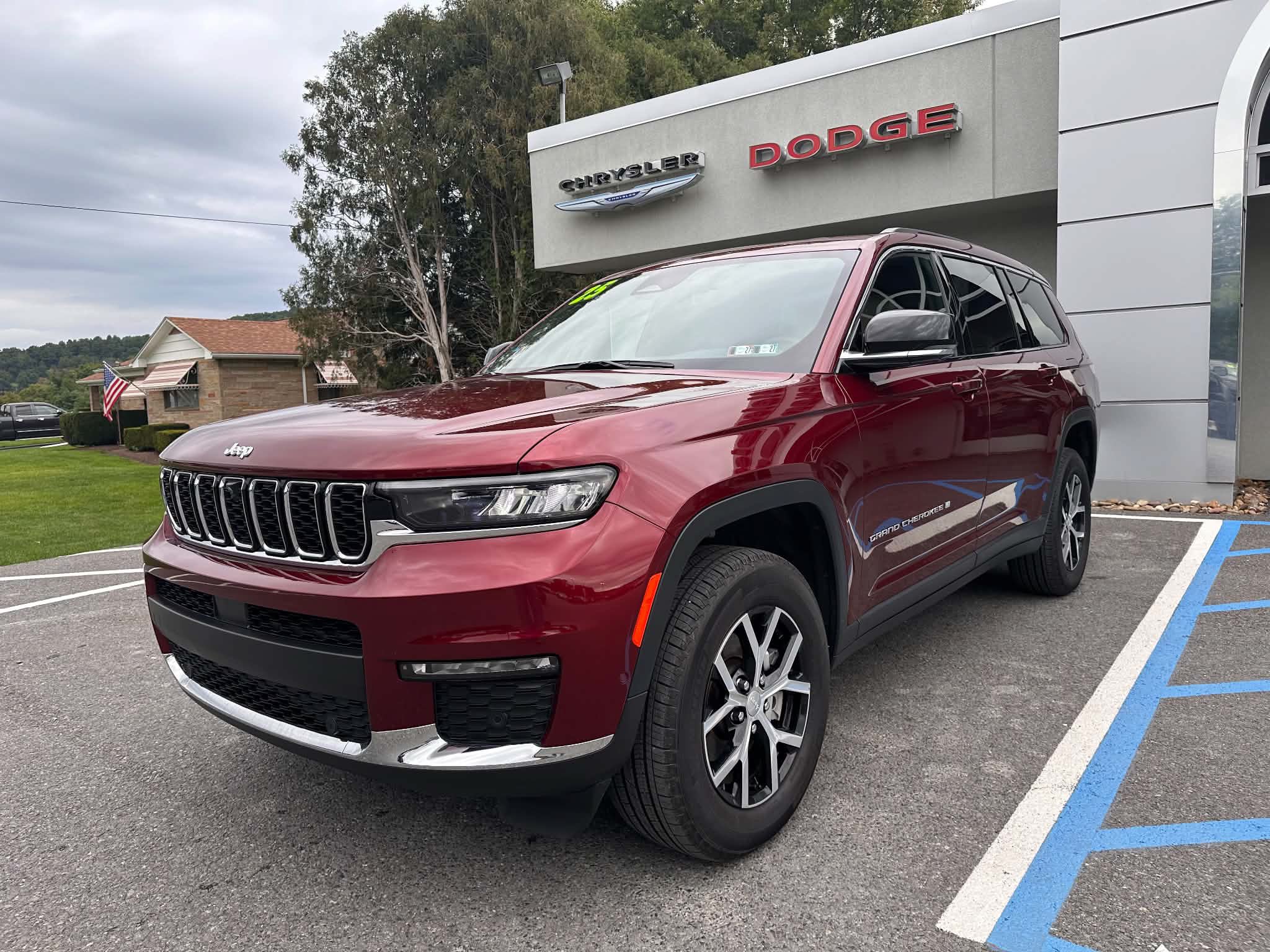 Used 2025 Jeep Grand Cherokee L Limited w/ Luxury Tech Group II AWD/4WD image 8