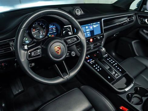Certified 2026 Porsche Macan AWD/4WD image 4