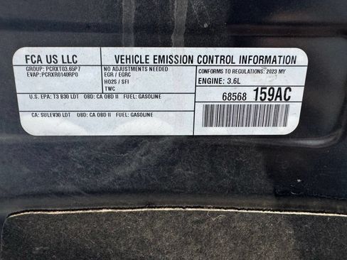 Used 2023 Chrysler Pacifica Touring-L FWD image 28