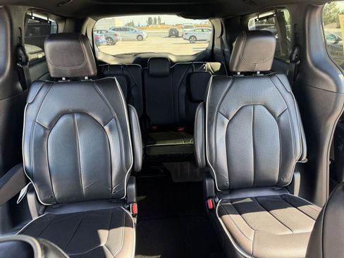 Used 2025 Chrysler Pacifica Limited image 43