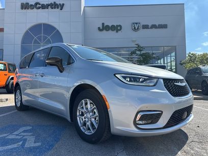 New 2026 Chrysler Pacifica Select