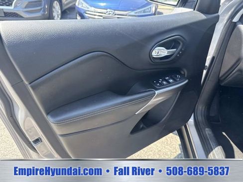 Used 2019 Jeep Cherokee Limited AWD/4WD image 18