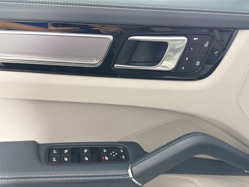 Certified 2023 Porsche Cayenne Platinum Edition AWD/4WD image 31