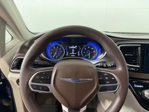 Used 2017 Chrysler Pacifica Touring w/ Tire & Wheel Group FWD image 15