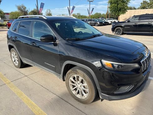 Used 2019 Jeep Cherokee Latitude w/ Cold Weather Group AWD/4WD image 7