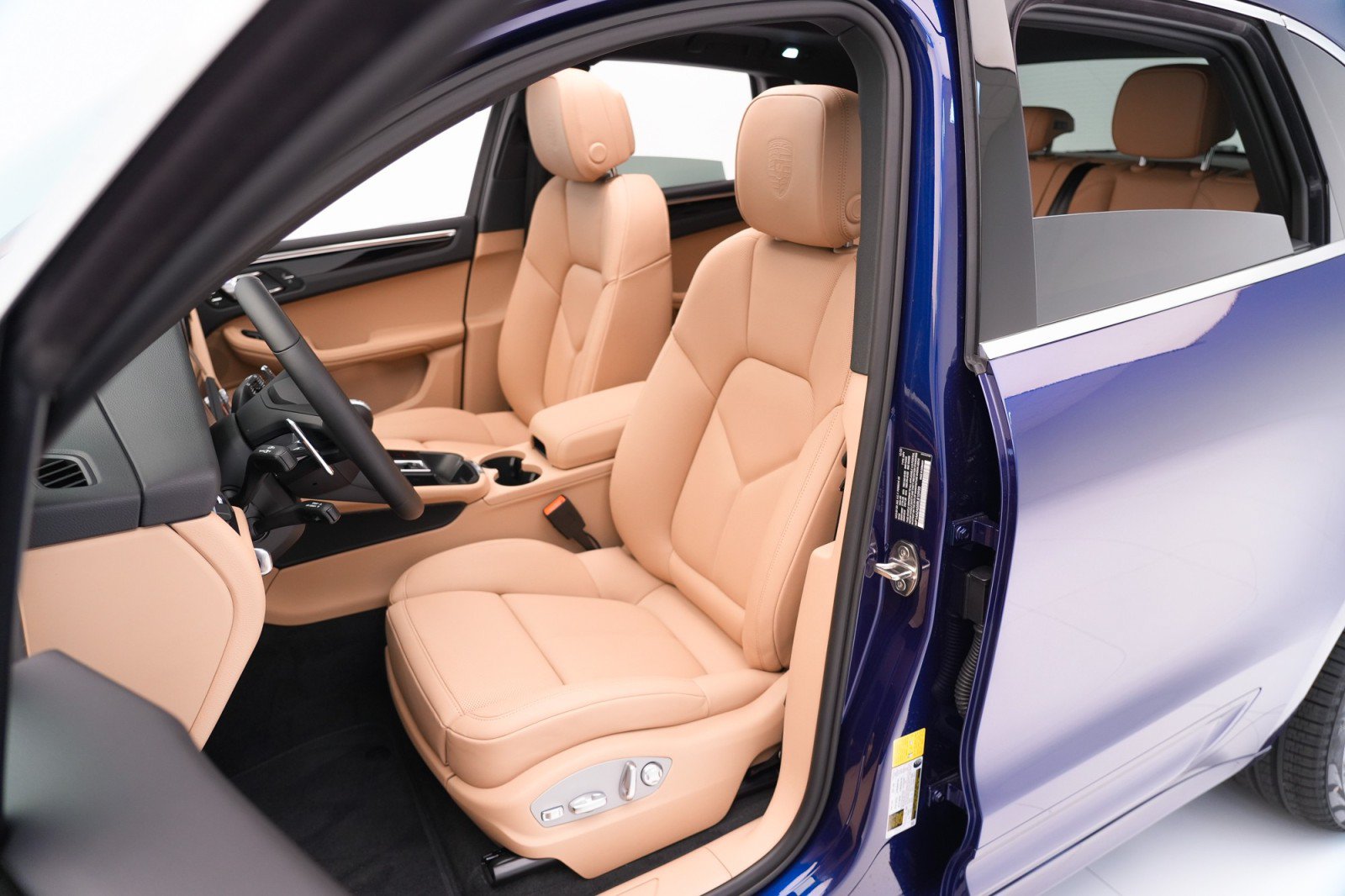 Certified 2024 Porsche Macan AWD/4WD image 5