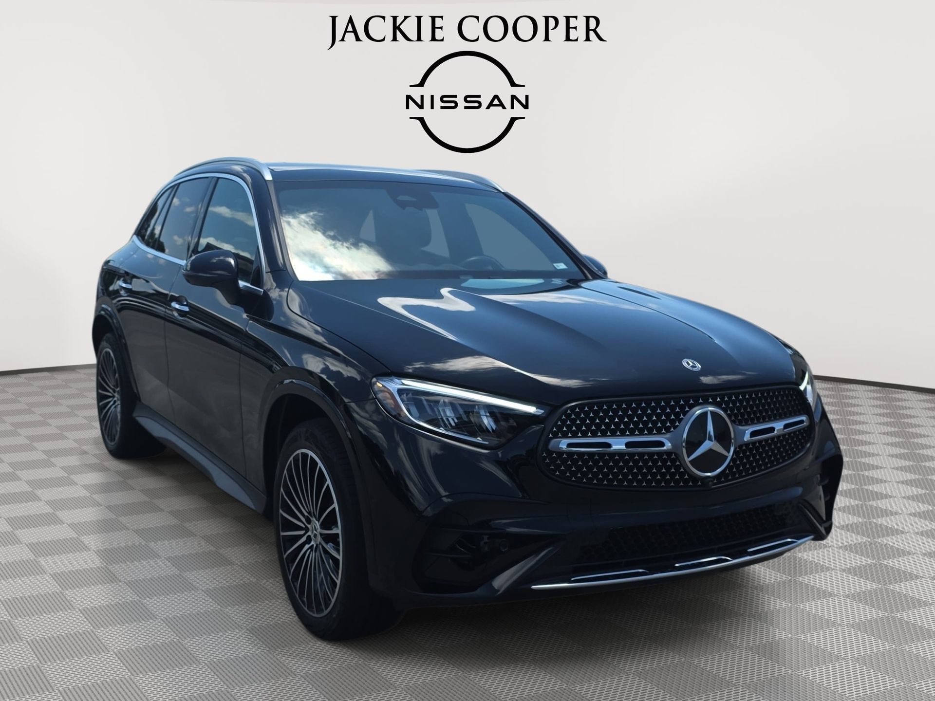 Used 2025 Mercedes-Benz GLC 300 4MATIC image 3