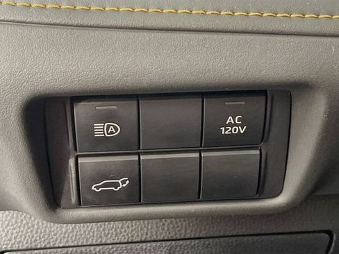 Used 2023 Toyota Highlander Bronze Edition FWD image 11