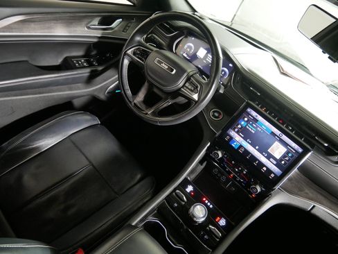 Used 2021 Jeep Grand Cherokee L Overland w/ Advanced Protech Group III AWD/4WD image 9