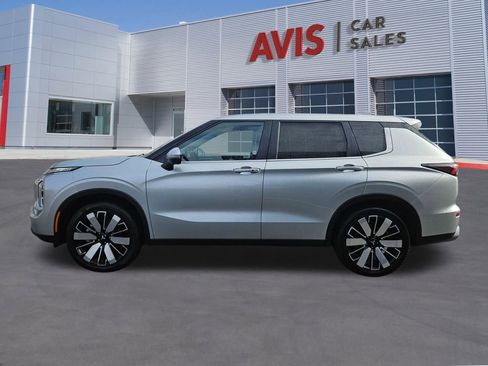 Used 2025 Mitsubishi Outlander SE image 2