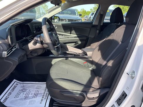 Used 2023 Hyundai Elantra SE FWD image 11