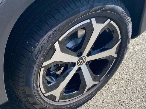 Used 2025 Volkswagen Tiguan SE image 18