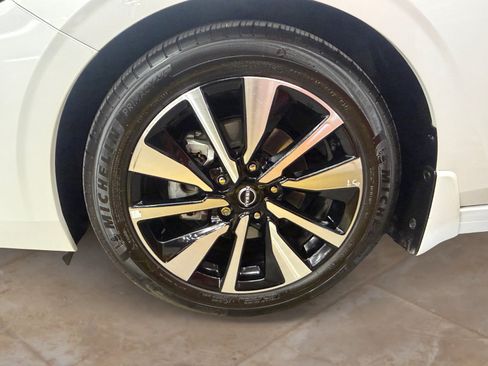 Used 2025 Nissan Sentra SV w/ SV Premium Package FWD image 29